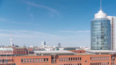 Modern Hamburg, Almanya 'nın hava zaman çizelgesi, konut ve ofis binalarının kırmızı tuğla cephelerini gösteriyor. Çok katlı evler ve kuleler bu canlı kentsel alanda çarpıcı bir şehir manzarası yaratıyor.