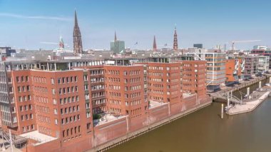 Modern Hamburg Panorama, Almanya 'nın hava zaman çizelgesinde konut ve ofis binalarının kırmızı tuğlaları sergileniyor. Çok katlı evler ve kuleler canlı kentsel alanda çarpıcı bir şehir manzarası yaratıyor.
