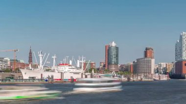 Hamburgs ikonik Elbphilharmonie konser salonunun Timelapse 'ı. Önünde tarihi bir kargo gemisi var. Arka planda Uberseebrucke ve Niederhafen, Hafencity rıhtımında. Almanya