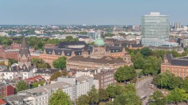 Almanya 'nın Hamburg kentindeki Sievekingplatz' daki Hanseatic Higher Bölgesel Mahkemesi 'ni vurguluyor. Büyüleyici şehir silueti manzarası Sığınak bakış açısından tarihi cazibeyle