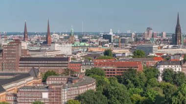 Hamburgs 'un hava panoramik zaman çizelgesi tarihi şehir merkezinin silueti ikonik belediye binası kulesi pazar meydanı ve kilise kuleleri. Antik liman bölgesi Almanya 'nın sığınak perspektifinden görülüyor