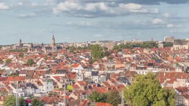 Brüksel üzerinde, Schaerbeek 'teki tren istasyonuna yakın bir gökyüzü manzarası. Konut blokları, Saint-Servais Kilisesi ve belediye binası Belçika 'nın başkentinde kırmızı çatılarla çevrili.