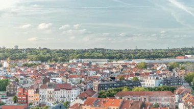 Belçika 'nın Brüksel Başkent Bölgesi Laeken zaman çizelgesinin hava manzarası kırmızı çatıları, tren rayları ve gelen ve giden tren yollarıyla şehir manzarasını sergiliyor. Tarihi cazibe ve kentsel gelişim