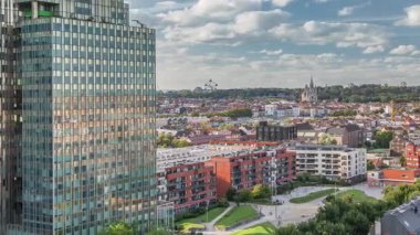 Brüksel kentsel manzarasının hava zaman çizelgesi ofis gökdelenlerini konut alanları ile harmanlıyor. Yeşil park çimenleri, tarihi çatılar ve modern mimari Belçika 'da çeşitli bir şehir manzarası oluşturur