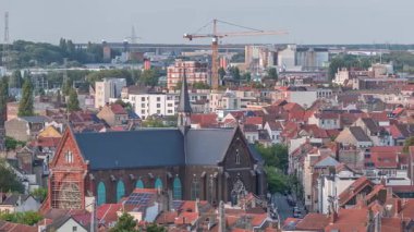 Brüksel 'in Schaerbeek kentindeki hava zaman çizelgesi manzarası ile en eski kiliselerden biri olan Aziz Nicholas Romen Ortodoks Kilisesi. Ön planda kırmızı çatılı evler ve şehir manzarası