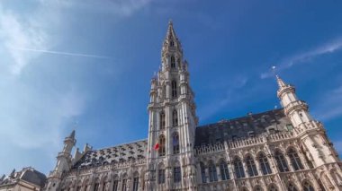 Belçika, Brüksel 'deki Grand Place' de Town Hall Hotel de Ville 'in zaman atlaması. Gotik kuleye ve cepheye bakıyorum. UNESCO 'nun Dünya Mirası Bölgesi ve önemli bir turizm beldesi