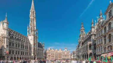 Belçika, Brüksel 'deki Grand Place Grote Markt zaman atlaması. Brabantine Gotik Belediye Binası, Barok loncaları ve tarihi şehir merkezinde hareketli turistler. UNESCO Dünya Mirası Alanı