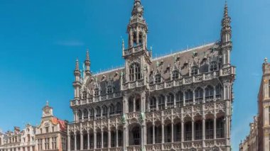 Brüksel, Belçika 'daki Grand Place' de Maison du Roi Kings House cephesinin zamanaşımı. Gotik tarzı bir apartman, eski lonca binası, şimdi Brüksel Şehir Müzesi 'nin evi. UNESCO Dünya Mirası Alanı