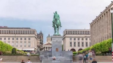 Belçika 'nın Brüksel kentindeki Place de Albertine' de Kral I. Albert ve Belçika Kraliyet Kütüphanesi 'nin bronz binicilik heykeli bulunmaktadır. Arka planda Mont des Arts Garden manzarası