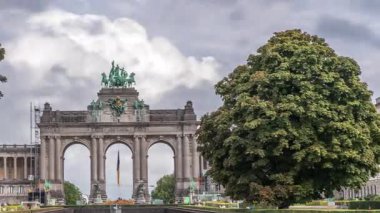 Jubelpark, Brüksel, Belçika 'daki Cinquantenaire Atari Salonu' nun Zamanı. Anıt zafer kemeri dramatik bulutların altında Belçika tarihi ve bağımsızlığını sembolize ederek dimdik ayakta duruyor. Tünelde trafik vardı.