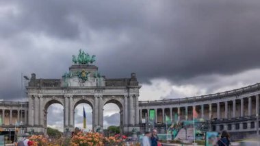 Jubelpark, Brüksel, Belçika 'daki Cinquantenaire Atari Salonu' nun Zamanı. Çiçekli kemer, dramatik bulutların altında Belçika tarihi ve bağımsızlığını sembolize ederek dimdik ayakta duruyor..
