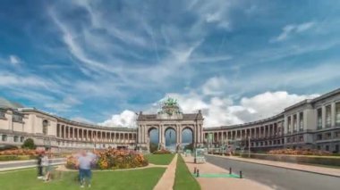 Jubelpark, Brüksel, Belçika 'daki Cinquantenaire Atari Salonu' nun hiperlapesi. Anıt zafer kemeri, Belçika tarihi ve bağımsızlığını simgeleyen bulutların altında dimdik duruyor..