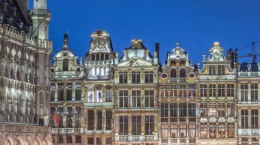 Belçika, Brüksel 'deki Grand Place Loncaları' nı aydınlatmış. Barok mimarisinin tarihsel sanat dernekleri, UNESCO listesindeki kare üzerinde yürüyen insanlar