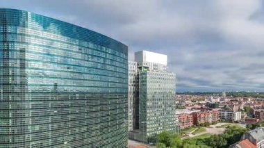 Brüksel 'in sabah kentsel manzarasının hava zaman çizelgesi ofis gökdelenlerini yerleşim alanlarıyla harmanlıyor. Yeşil park çimenleri, tarihi çatılar ve modern mimari çeşitli şehirler yaratıyor. Belçika