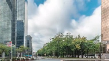 Panorama, Brüksel Kuzey İstasyonu yakınlarındaki bir kavşakta çeşmeyi gösteriyor. Simon Bolivar ve Roi Albert II caddelerinin kesişiminde gökdelenlerle çevrili trafik akıntıları var. Belçika