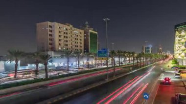 Suudi Arabistan, Riyad 'daki Kral Fahd Yolu' nun gece panoramik zaman çizelgesi. Günümüz kuleleri ve gökdelenleri ile çevrili Riyad Ulusal Kütüphanesi 'nin yakınındaki araçlarla yoğun bir trafik vardı.