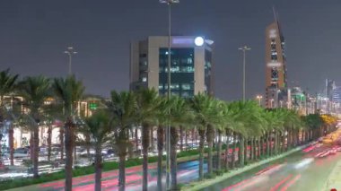 Suudi Arabistan, Riyad 'daki Kral Fahd Yolu' nun gece uçuşları. Günümüz kuleleri ve gökdelenleri ile çevrili Riyad Ulusal Kütüphanesi 'nin yakınındaki araçlarla yoğun bir trafik vardı.