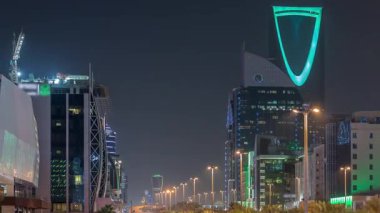 Riyad 'ın panoramik gece zaman çizelgesi. Krallık Kulesi Suudi Arabistan' ın başkentinin en yüksek gökdeleni ve simgesi. Aydınlatılmış modern binalar, canlı sahne, otoyol trafiği