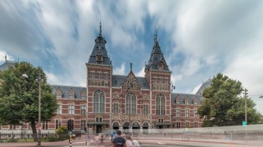 Rijksmuseum 'dan Hiperlapse, Amsterdam' daki müze meydanında ünlü bir turistik mekan. Hollanda Ulusal Müzesi, Hollanda sanat ve tarih zaman dilimine adanmıştır. Girişte yürüyen insanlar.
