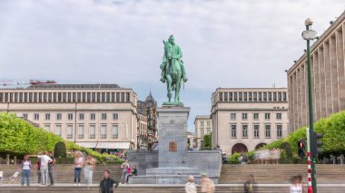 Brüksel, Belçika 'daki Place de l' Albertine 'in hiperlapesi, Kral I. Albert ve Belçika Kraliyet Kütüphanesi' nin bronz binicilik heykeli. Arka planda Mont des Arts Garden manzarası