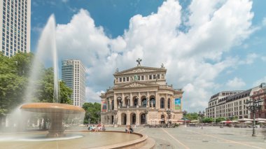 Frankfurt 'taki Alte Oper (Eski Opera) evinde, Opernplatz' da bir konser salonu. Meydanda, tarihi dönüm noktalarını vurgulayan insanların dolaştığı merkezi bir çeşme bulunuyor.