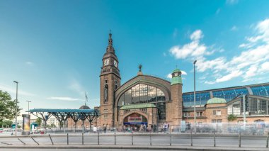 Hamburg Hauptbahnhof time-lapse 'ye giriş, Almanya' nın ana tren istasyonu. Deutsche Bahn tarafından Kategori 1 istasyonu olarak sınıflandırıldı. Tarihi yapının çevresindeki trafik ve hareketlilik