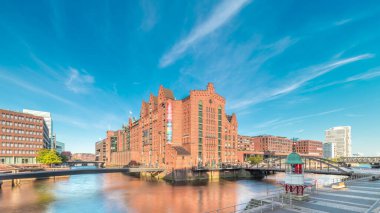 Hamburg 'daki ünlü Speicherstadt, Uluslararası Denizcilik Müzesi, ikonik tuğla binalar, kemer köprüler, kanallar ve rıhtımların yer aldığı hiperhızlandırılmış zaman atlaması. Almanya 'nın tarihi simgesi.