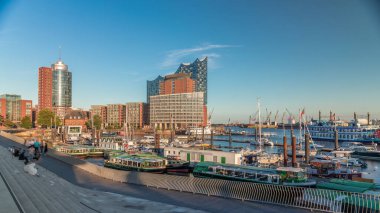 Jan Fedder Gezinti Alanı Hamburg, Almanya 'da, canlı bir liman bölgesi. Günbatımında Elbe Nehri 'nde ünlü binalarla birlikte gemiler ve botlar. Rahatlama ve manzaralı güzellik