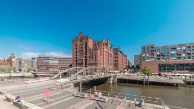 Uluslararası Deniz Müzesi, ikonik tuğla binalar, kemer köprüler, kanallar ve rıhtımların yer aldığı Hamburg 'daki ünlü Speicherstadt' ı gösteren panorama. Almanya 'nın tarihi simgesi.