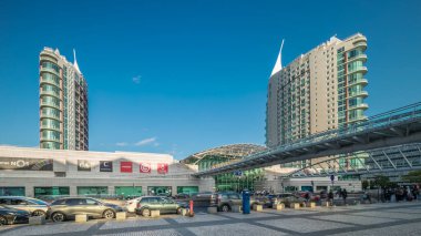 Vasco da Gama Alışveriş Merkezi, Lisboa Oriente tren istasyonunun yakınındaki hızlandırılmış zaman aşımı. İki gökdeleni ve yürüyen köprüsü olan büyük bir mimarlık projesinin parçası. Lizbon, Portekiz