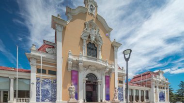 Pavilhao Carlos Lopes hiperlapse, Lizbon (Carlos Lopes Pavilion) Parque Eduardo VII 'de yer alan eski Sergi Sarayı. Ön cephede Azulejo var. Portekiz