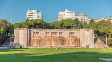 Lizbon Alameda Park 'taki Fonte Luminosa çeşmesinde zaman aşımı. Şehrin doğu bölgesindeki su kaynaklarını kutlayan ikonik simge. Konut binaları görünüyor. Portekiz