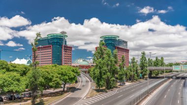 Centro Colombo 'nun ve Lizbon' daki modern ofis binalarının uçuş hızları. Otoyolda trafik vardı ve bulutlar mavi gökyüzünde hareket ediyordu. Şehir merkezindeki ünlü alışveriş merkezi. Portekiz