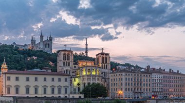 Aziz John 'un Vaftizci Katedrali ve Lyon' daki Notre-Dame de Fourviere Bazilikası 'nın zaman çizelgesi, günden geceye değişiyor. Rıhtım ve nehir kenarındaki binalar aydınlatılmış. Fransa