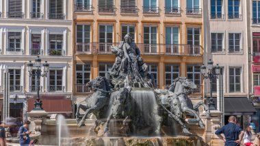 Belediye Binası yakınlarındaki Place des Terreaux 'da bulunan Lyon' un sembolü Bartholdi Çeşmesi 'nin hiperlapası. Akan suyla çevrili binicilik heykeli, tarihi mimari zaman çizelgesiyle çevrili. Fransa
