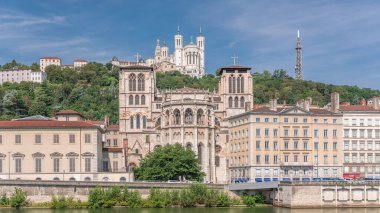 Aziz John Vaftizci Katedrali 'nin hiperlapesi ve Lyon' daki Notre-Dame de Fourviere Bazilikası. Rıhtım ve binalar zaman çizgisine yansıdı. Bulutlu mavi gökyüzü. Fransa
