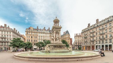 Fransa 'nın başkenti Lyon' da bulunan Place des Jacobins 'in hiperlapesi, tarihi binalarla çevrili Fontaine des Jacobins' e ev sahipliği yapmaktadır. Bulutlu bir gökyüzü altında hareketli şehir meydanı