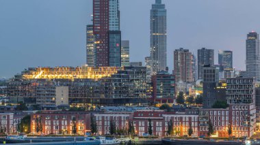 Hollanda Rotterdam 'daki Katendrecht yarımadası ve Maashaven limanının panoramik hava geçiş zamanı. Şehir silueti modern gökdelenler ve geleneksel Hollanda rıhtım evleri