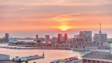 Rotterdam, Hollanda 'da gün batımında Katendrecht Yarımadası ve Maashaven Limanı' nın havadan panoraması. Şehir silueti, modern gökdelenler ve geleneksel Hollanda rıhtım evleri