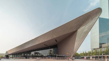 Rotterdam Merkez İstasyonu 'nun hiperlapesi, Hollanda, Güney Hollanda' daki ana demiryolu merkezi. Arka planında gökdelenler olan modern mimari ve kare zaman diliminde meşgul insanlar