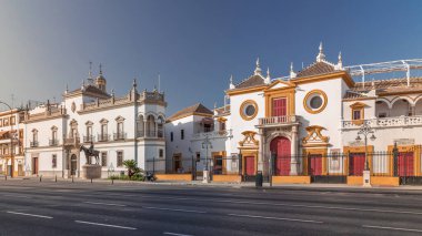 Plaza de Toros de la Real Maestranza de Caballeria de Sevilla zaman atlaması. Trafik ön cephenin önünden geçiyor. İspanya 'nın Sevilla şehrinde boğa güreşi festivalleriyle tanınan tarihi boğa güreşi..