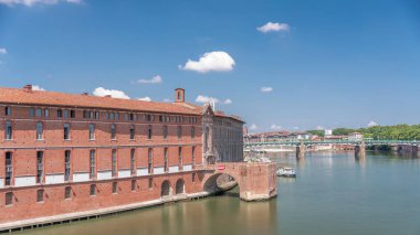 Toulouse 'un tarihi Dieu Saint-Jacques Oteli' nin Fransa 'nın Garonne Nehri kıyısındaki hava hızında düşüşü. Eski 16. yüzyıl hastanesi, şu anda Tıp Tarihi Müzesi 'nin zamanaşımına ev sahipliği yapıyor.