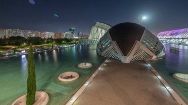 Panorama, Valencia 'nın Sanat ve Bilim Şehri' nin fütüristik mimarisine yansıyan dolunay ile baş döndürücü zaman çizelgesini gösteriyor. Büyüleyici bir İspanyol kültürel simgesi