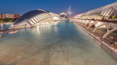 Valencia 'nın Sanat ve Bilim Şehri' nin, fütüristik mimari üzerine dolunay yansıması serin sulara yansıyan panoramik günden geceye geçiş zamanı. Büyüleyici bir İspanyol kültürel simgesi
