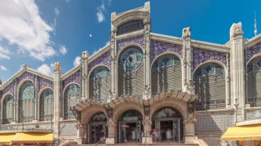 Valencia Merkez Pazarı zaman aşımına uğradı. Çarpıcı mimarisi, boyalı camları, kubbesi ve fayans detayları olan tarihi bir kamu pazarı. Market Meydanı 'nda, Santos Juanes Kilisesi yakınlarında. İspanya