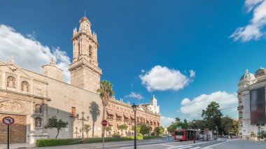 Valencia, İspanya 'daki Santo Domingo Manastırı' nda Tetuan zaman atlaması. Eski Askeri Komuta Merkezi 'ne ev sahipliği yapan tarihi bina. Bulutlu gökyüzü ve sokak trafiği.