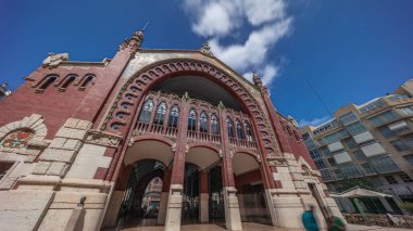Valencia, İspanya 'da Mercado de Colon ön cephe zaman atlaması, çarpıcı Art Nouveau mimarisi sergileniyor. Güzelce restore edilmiş bir pazar binasında dükkanları ve kafeleri olan popüler turistik yerler.