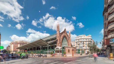 Valencia, İspanya 'da Mercado de Colon zaman atlaması, göz kamaştırıcı Art Nouveau mimarisi. Güzelce restore edilmiş bir pazar binasında dükkanları ve kafeleri olan popüler turistik yerler..