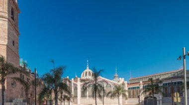 Panorama, Valencia Merkez Pazarı 'nın zaman çizelgesini gösteriyor. Çarpıcı mimarisi, boyalı camları, kubbesi ve fayans detayları olan tarihi bir kamu pazarı. Market Meydanı 'nda, Santos Juanes Kilisesi yakınlarında. İspanya