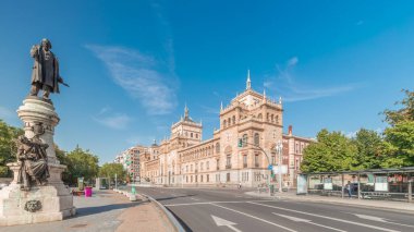 Panorama, İspanya, Valladolid Plaza de Zorrilla 'da Süvari Akademisi' nin zaman çizelgesini gösteriyor. Karmaşık mimarisi olan tarihi askeri bina, bulutlu mavi bir gökyüzünün altında kalabalık şehir manzarası ile çevrili.